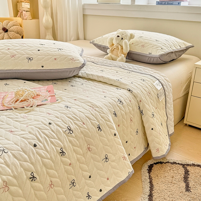 91家纺网 家纺一手货源 找家纺 北辰 2025新款可水洗针织棉印花款夹棉床盖   床盖三件套 小美满