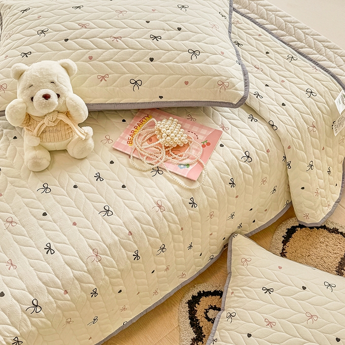 91家纺网 家纺一手货源 找家纺 北辰 2025新款可水洗针织棉印花款夹棉床盖   床盖三件套 小美满