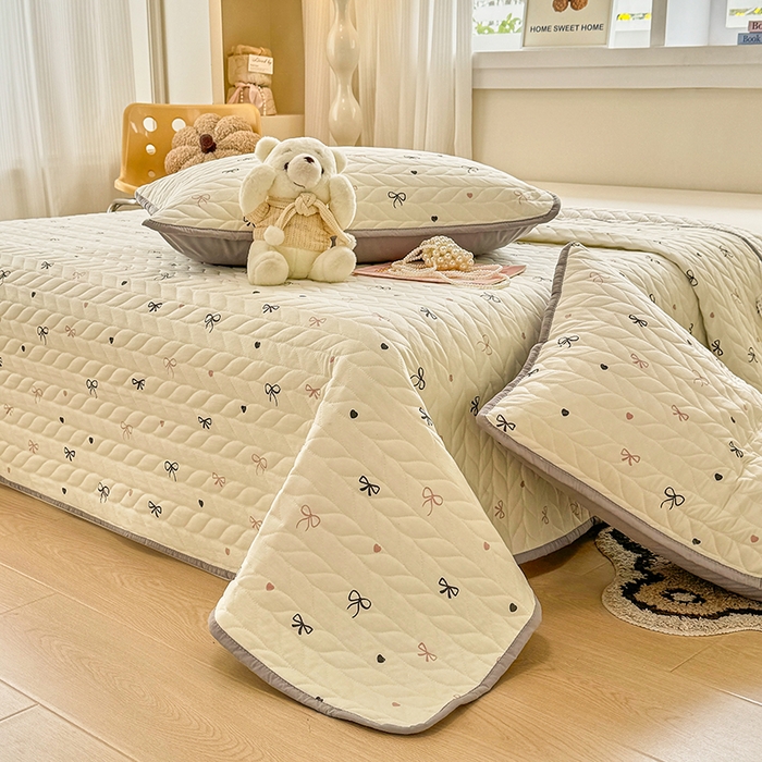 91家纺网 家纺一手货源 找家纺 北辰 2025新款可水洗针织棉印花款夹棉床盖   床盖三件套 小美满