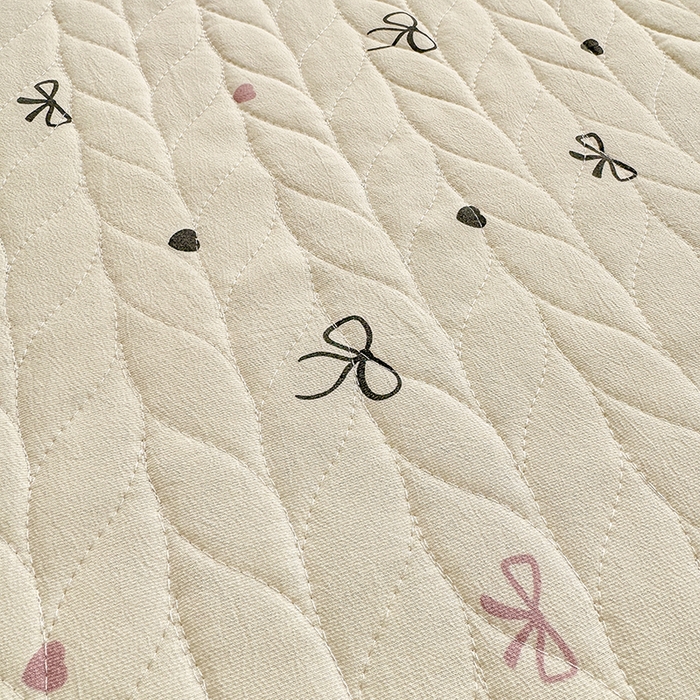 91家纺网 家纺一手货源 找家纺 北辰 2025新款可水洗针织棉印花款夹棉床盖   床盖三件套 小美满