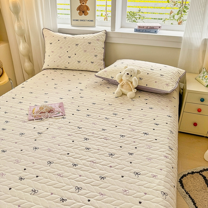 91家纺网 家纺一手货源 找家纺 北辰 2025新款可水洗针织棉印花款夹棉床盖   床盖三件套 小美满