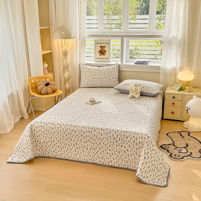 91家纺网 家纺一手货源 找家纺 北辰 2025新款可水洗针织棉印花款夹棉床盖   床盖三件套 小晴天