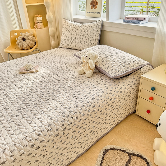 91家纺网 家纺一手货源 找家纺 北辰 2025新款可水洗针织棉印花款夹棉床盖   床盖三件套 小晴天