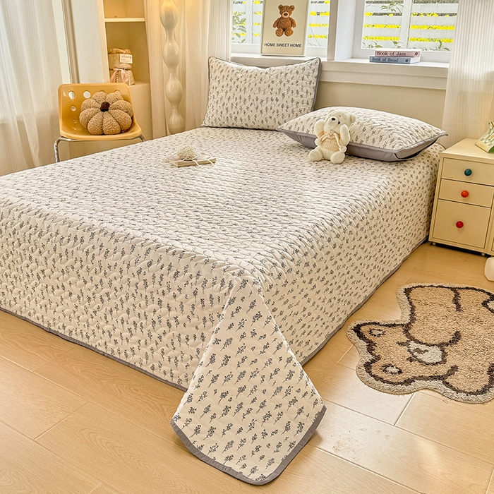 91家纺网 家纺一手货源 找家纺 北辰 2025新款可水洗针织棉印花款夹棉床盖   床盖三件套 小晴天