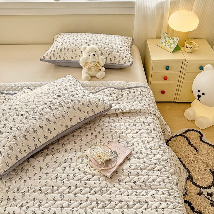 91家纺网 家纺一手货源 找家纺 北辰 2025新款可水洗针织棉印花款夹棉床盖   床盖三件套 小晴天