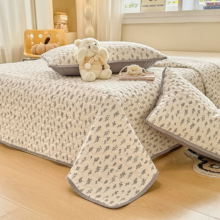 91家纺网 家纺一手货源 找家纺 北辰 2025新款可水洗针织棉印花款夹棉床盖   床盖三件套 小晴天