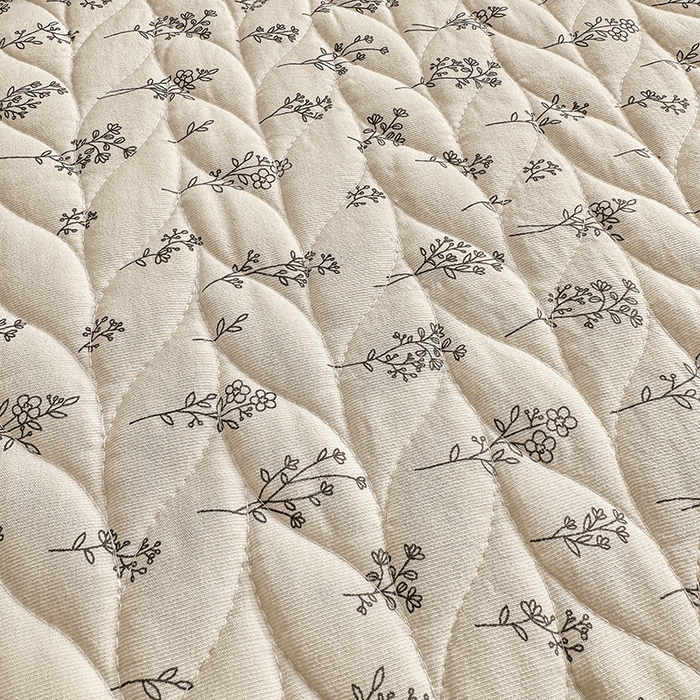 91家纺网 家纺一手货源 找家纺 北辰 2025新款可水洗针织棉印花款夹棉床盖   床盖三件套 小晴天