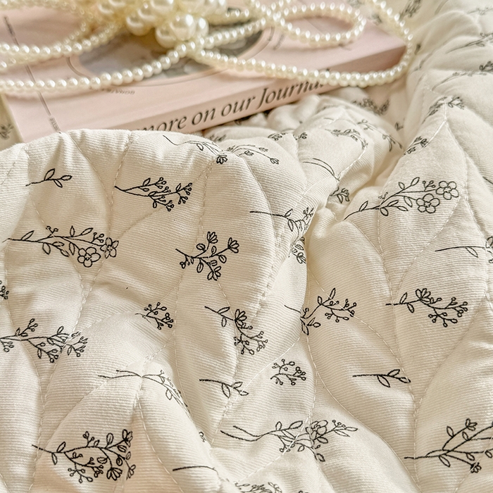 91家纺网 家纺一手货源 找家纺 北辰 2025新款可水洗针织棉印花款夹棉床盖   床盖三件套 小晴天