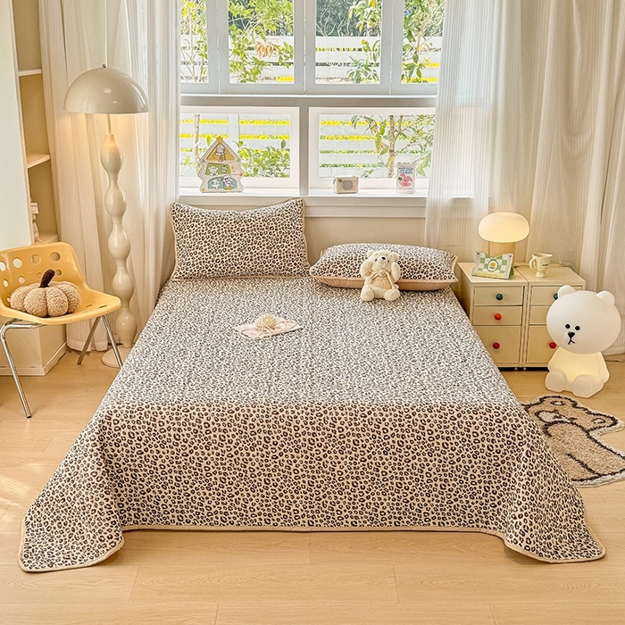 北辰 2025新款可水洗针织棉印花款夹棉床盖   床盖三件套 小时代-咖