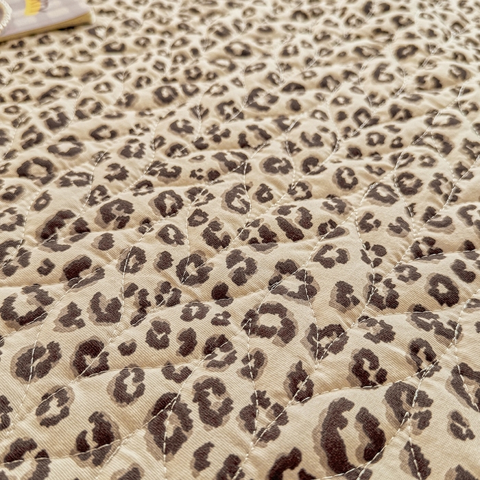 91家纺网 家纺一手货源 找家纺 北辰 2025新款可水洗针织棉印花款夹棉床盖   床盖三件套 小时代-咖