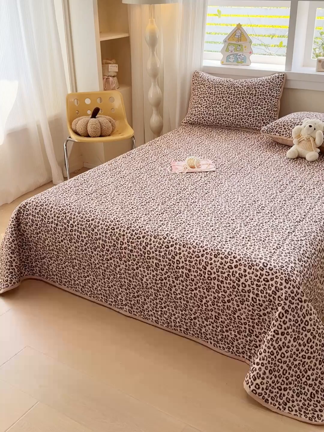 91家纺网 家纺一手货源 找家纺 北辰 2025新款可水洗针织棉印花款夹棉床盖   床盖三件套 小时代-咖