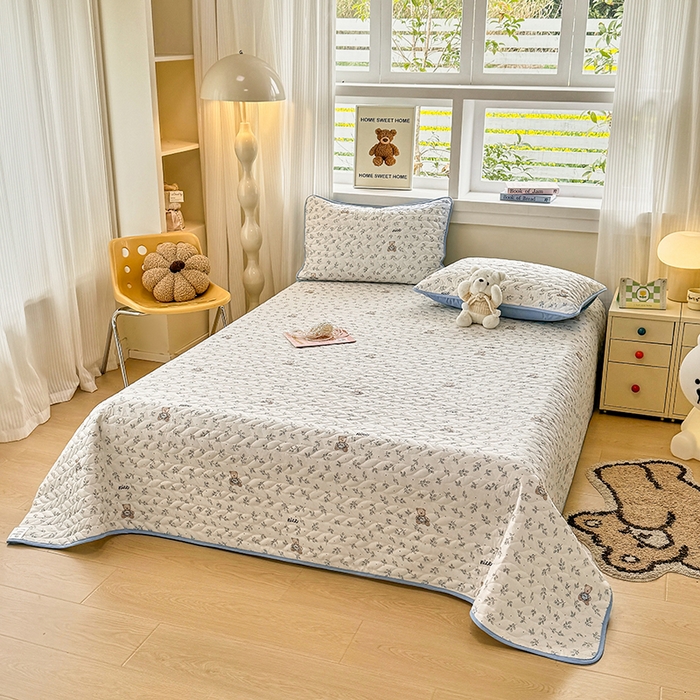 91家纺网 家纺一手货源 找家纺 北辰 2025新款可水洗针织棉印花款夹棉床盖   床盖三件套 小熊山茶