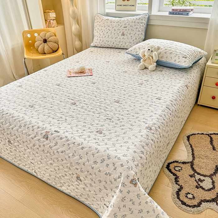 91家纺网 家纺一手货源 找家纺 北辰 2025新款可水洗针织棉印花款夹棉床盖   床盖三件套 小熊山茶