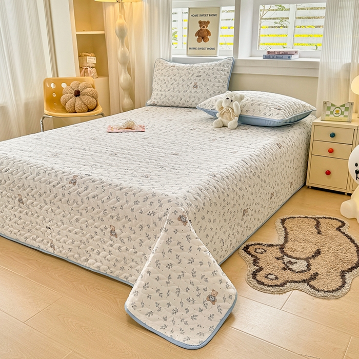 91家纺网 家纺一手货源 找家纺 北辰 2025新款可水洗针织棉印花款夹棉床盖   床盖三件套 小熊山茶