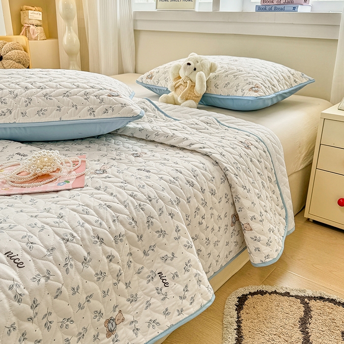 91家纺网 家纺一手货源 找家纺 北辰 2025新款可水洗针织棉印花款夹棉床盖   床盖三件套 小熊山茶