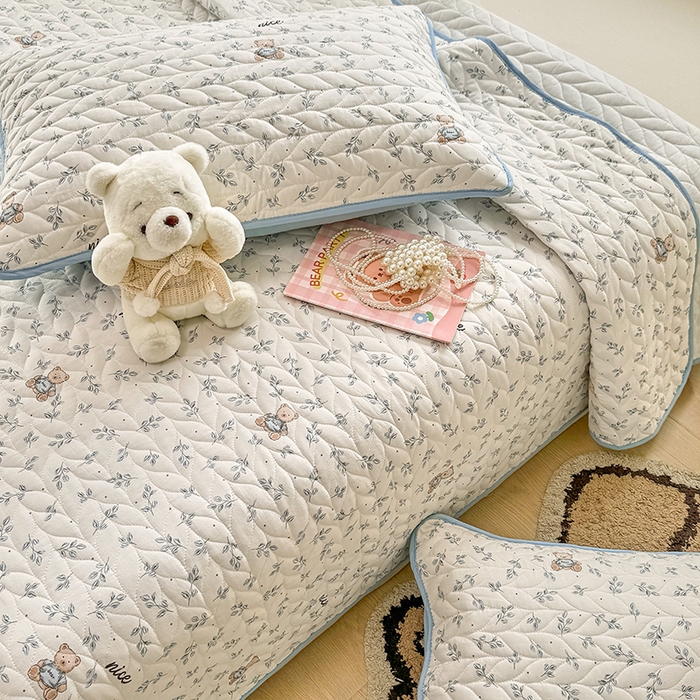 91家纺网 家纺一手货源 找家纺 北辰 2025新款可水洗针织棉印花款夹棉床盖   床盖三件套 小熊山茶