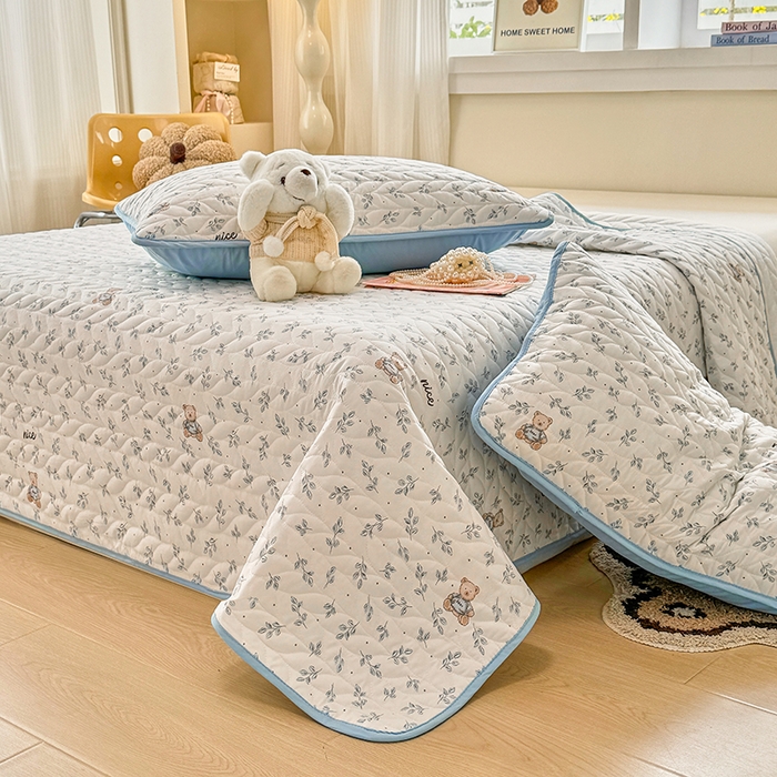 91家纺网 家纺一手货源 找家纺 北辰 2025新款可水洗针织棉印花款夹棉床盖   床盖三件套 小熊山茶