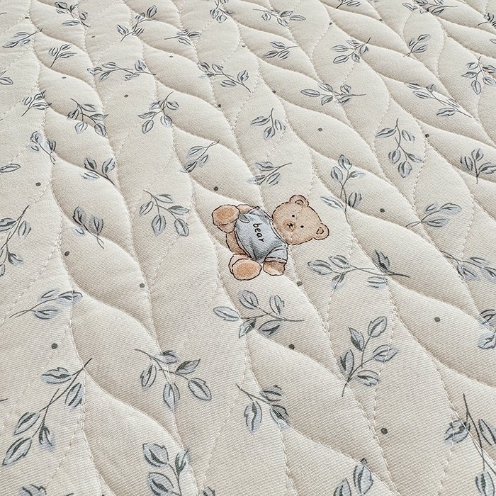 91家纺网 家纺一手货源 找家纺 北辰 2025新款可水洗针织棉印花款夹棉床盖   床盖三件套 小熊山茶