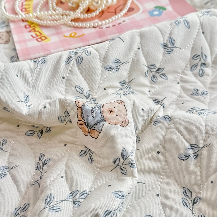 91家纺网 家纺一手货源 找家纺 北辰 2025新款可水洗针织棉印花款夹棉床盖   床盖三件套 小熊山茶