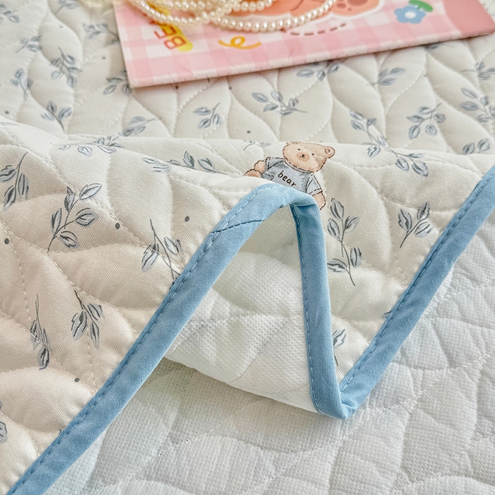 91家纺网 家纺一手货源 找家纺 北辰 2025新款可水洗针织棉印花款夹棉床盖   床盖三件套 小熊山茶