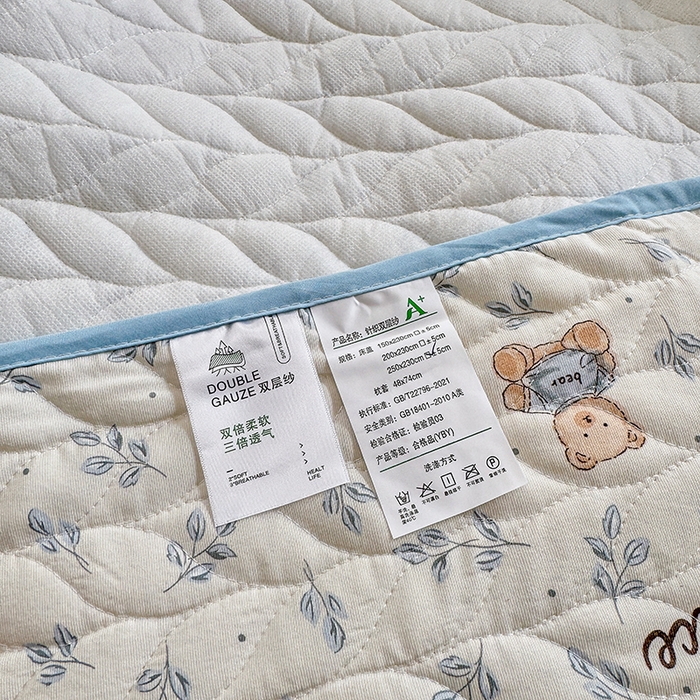 91家纺网 家纺一手货源 找家纺 北辰 2025新款可水洗针织棉印花款夹棉床盖   床盖三件套 小熊山茶