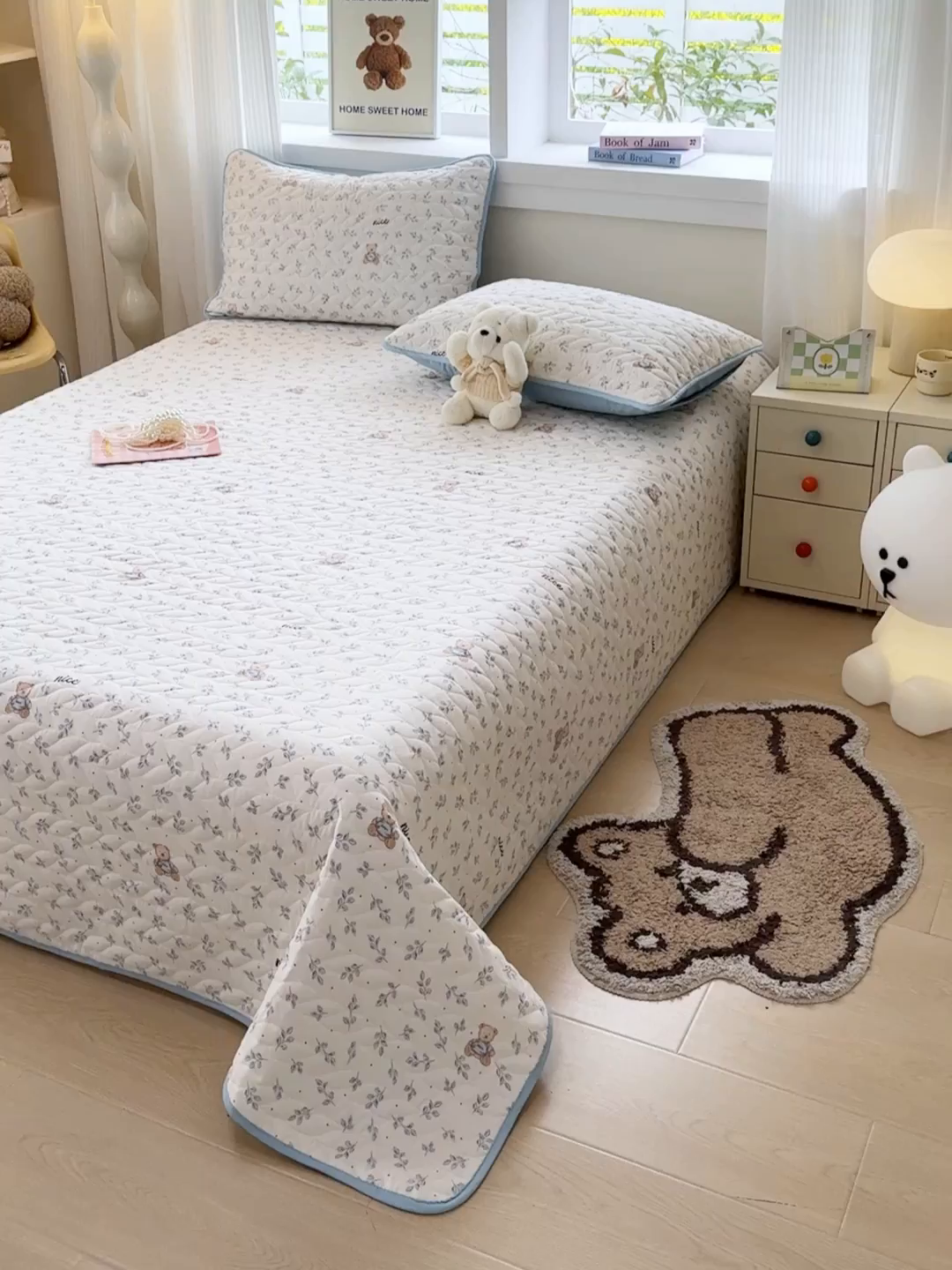 91家纺网 家纺一手货源 找家纺 北辰 2025新款可水洗针织棉印花款夹棉床盖   床盖三件套 小熊山茶