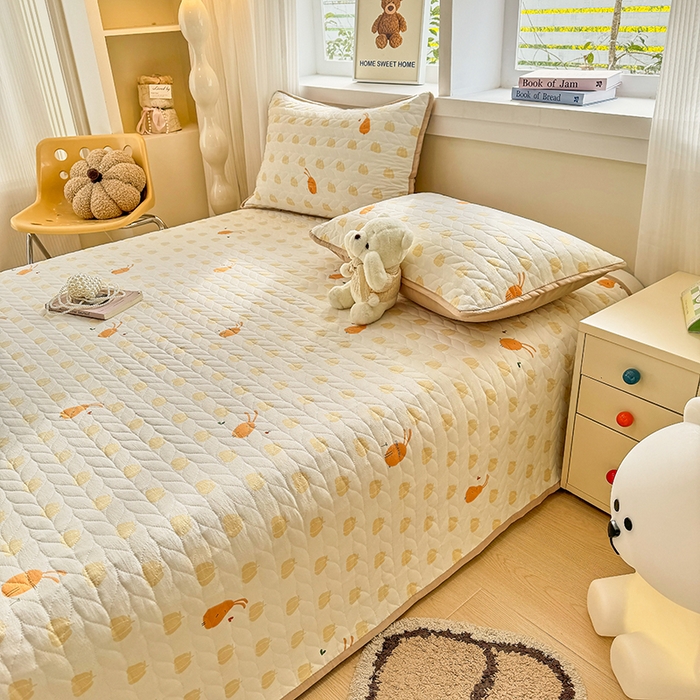 91家纺网 家纺一手货源 找家纺 北辰 2025新款可水洗针织棉印花款夹棉床盖   床盖三件套 小圆满