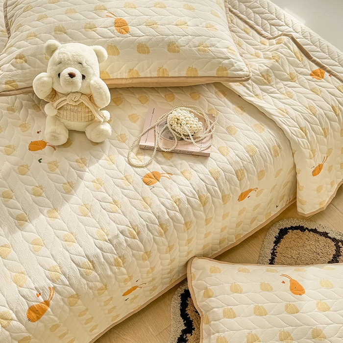 91家纺网 家纺一手货源 找家纺 北辰 2025新款可水洗针织棉印花款夹棉床盖   床盖三件套 小圆满