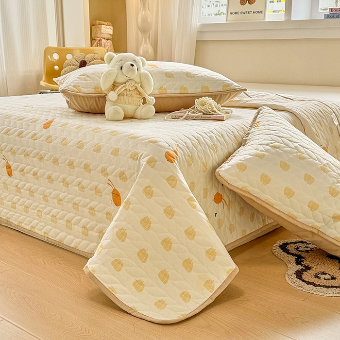 91家纺网 家纺一手货源 找家纺 北辰 2025新款可水洗针织棉印花款夹棉床盖   床盖三件套 小圆满