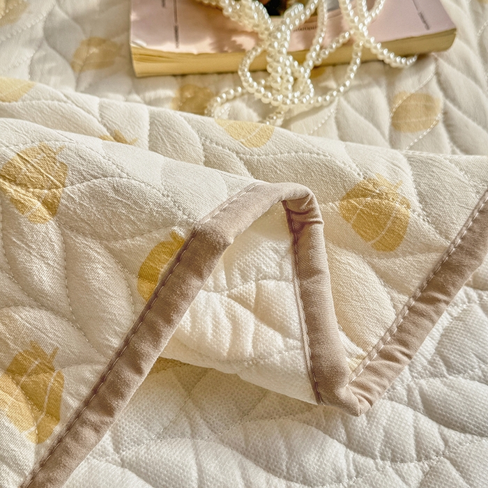 91家纺网 家纺一手货源 找家纺 北辰 2025新款可水洗针织棉印花款夹棉床盖   床盖三件套 小圆满