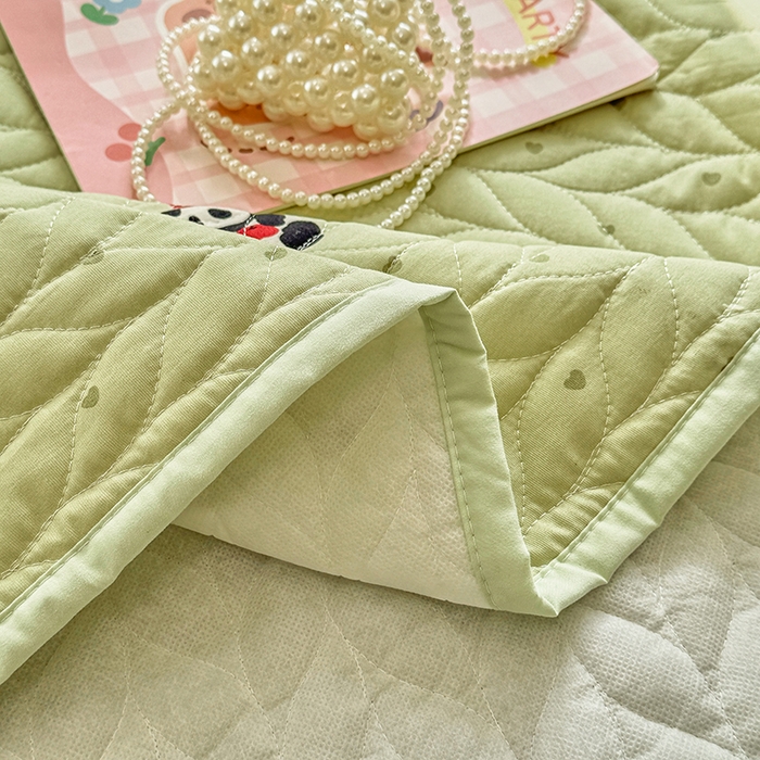 91家纺网 家纺一手货源 找家纺 北辰 2025新款可水洗针织棉印花款夹棉床盖   床盖三件套 熊猫滚滚-绿