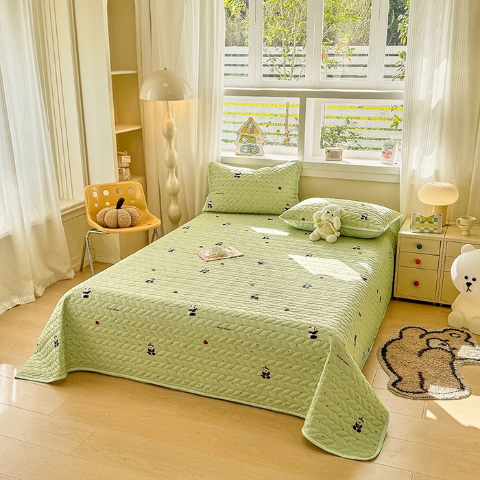 91家纺网 家纺一手货源 找家纺 北辰 2025新款可水洗针织棉印花款夹棉床盖   床盖三件套 熊猫滚滚-绿