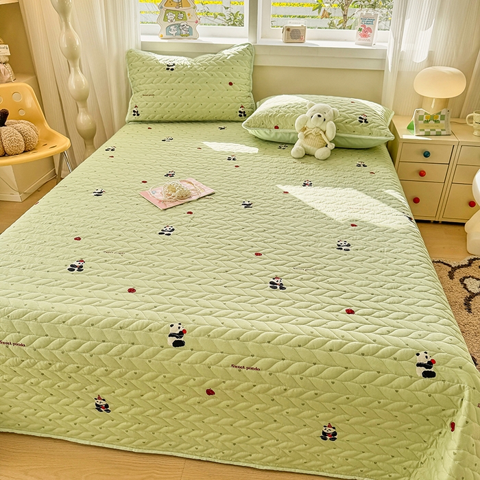 91家纺网 家纺一手货源 找家纺 北辰 2025新款可水洗针织棉印花款夹棉床盖   床盖三件套 熊猫滚滚-绿