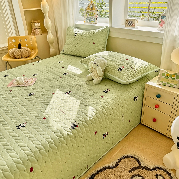 91家纺网 家纺一手货源 找家纺 北辰 2025新款可水洗针织棉印花款夹棉床盖   床盖三件套 熊猫滚滚-绿