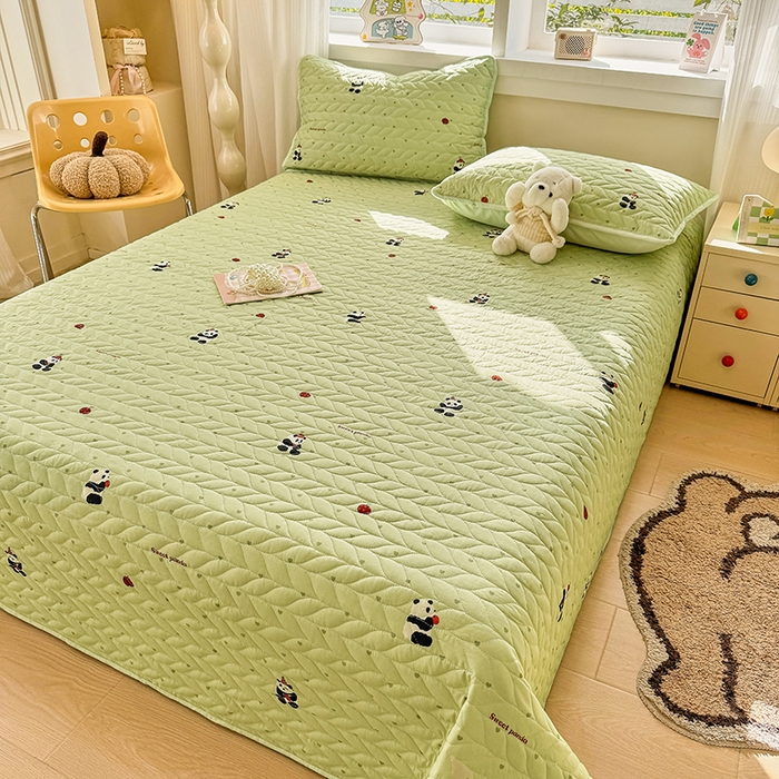 91家纺网 家纺一手货源 找家纺 北辰 2025新款可水洗针织棉印花款夹棉床盖   床盖三件套 熊猫滚滚-绿