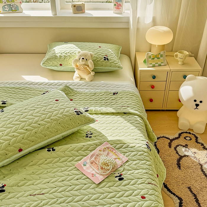 91家纺网 家纺一手货源 找家纺 北辰 2025新款可水洗针织棉印花款夹棉床盖   床盖三件套 熊猫滚滚-绿