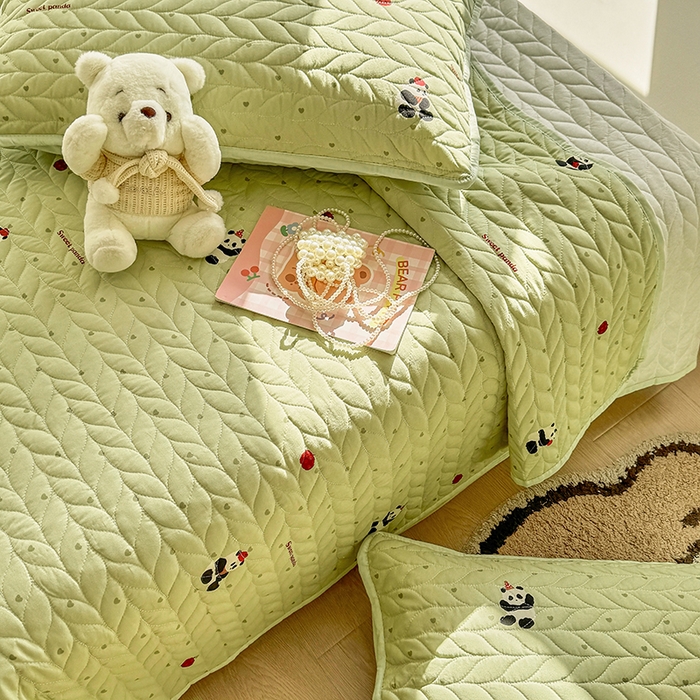 91家纺网 家纺一手货源 找家纺 北辰 2025新款可水洗针织棉印花款夹棉床盖   床盖三件套 熊猫滚滚-绿