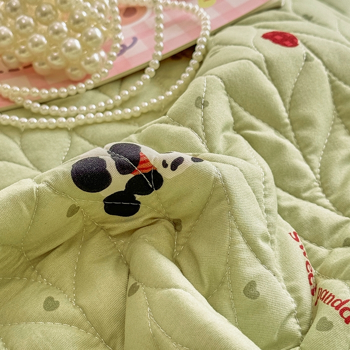 91家纺网 家纺一手货源 找家纺 北辰 2025新款可水洗针织棉印花款夹棉床盖   床盖三件套 熊猫滚滚-绿