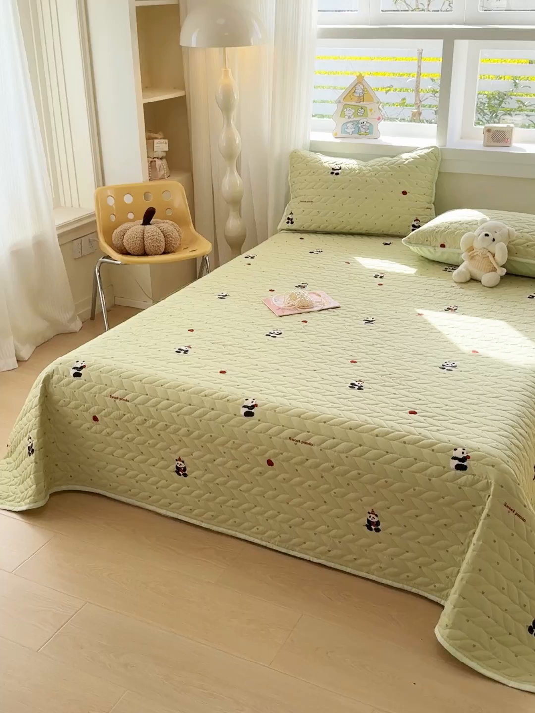 91家纺网 家纺一手货源 找家纺 北辰 2025新款可水洗针织棉印花款夹棉床盖   床盖三件套 熊猫滚滚-绿