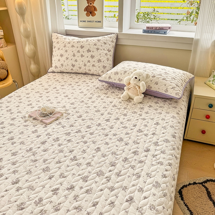 91家纺网 家纺一手货源 找家纺 北辰 2025新款可水洗针织棉印花款夹棉床盖   床盖三件套 紫薇风铃