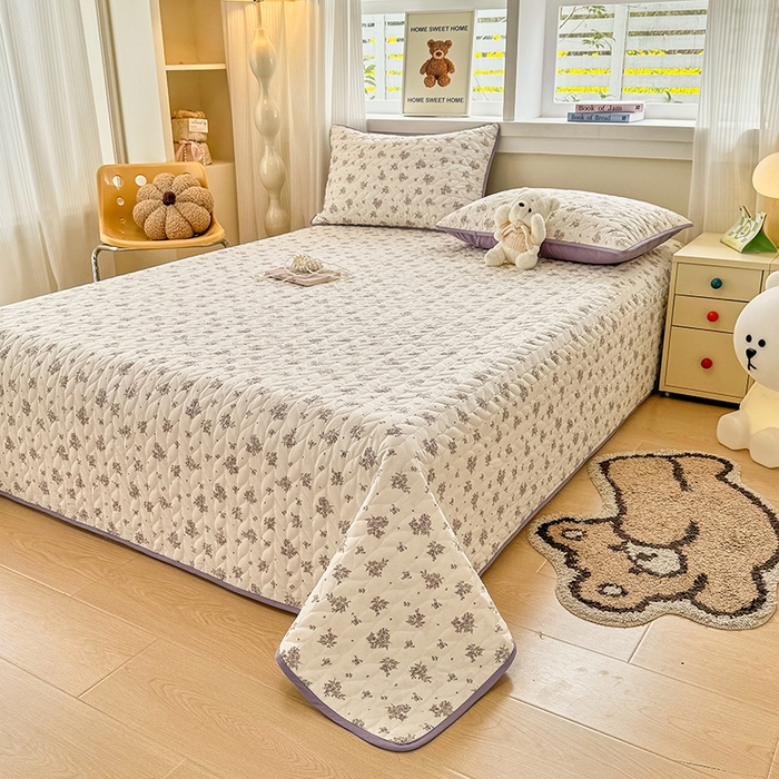 91家纺网 家纺一手货源 找家纺 北辰 2025新款可水洗针织棉印花款夹棉床盖   床盖三件套 紫薇风铃