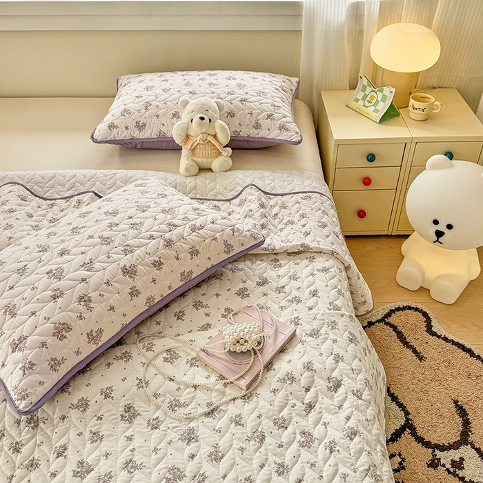 91家纺网 家纺一手货源 找家纺 北辰 2025新款可水洗针织棉印花款夹棉床盖   床盖三件套 紫薇风铃