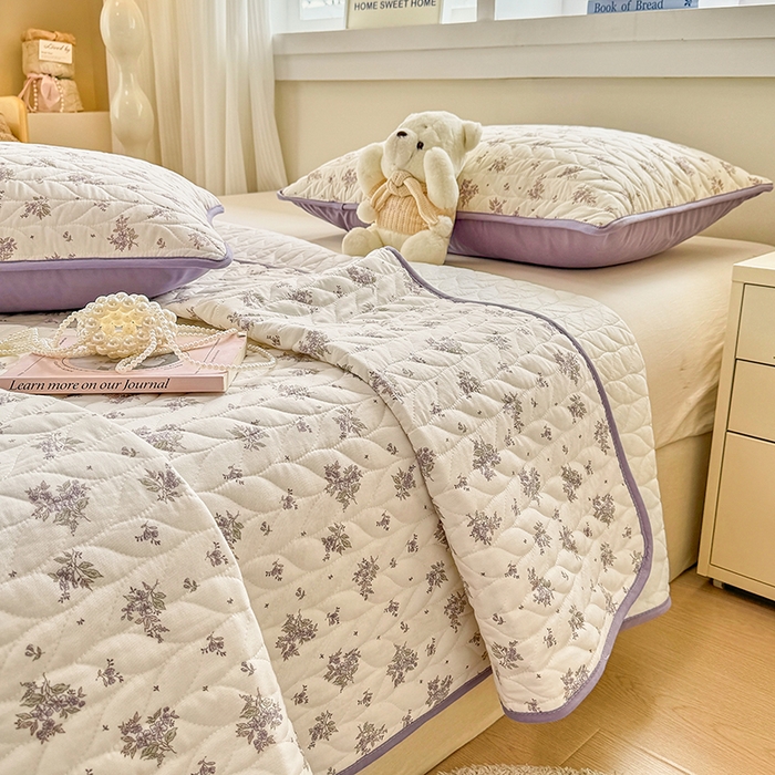 91家纺网 家纺一手货源 找家纺 北辰 2025新款可水洗针织棉印花款夹棉床盖   床盖三件套 紫薇风铃