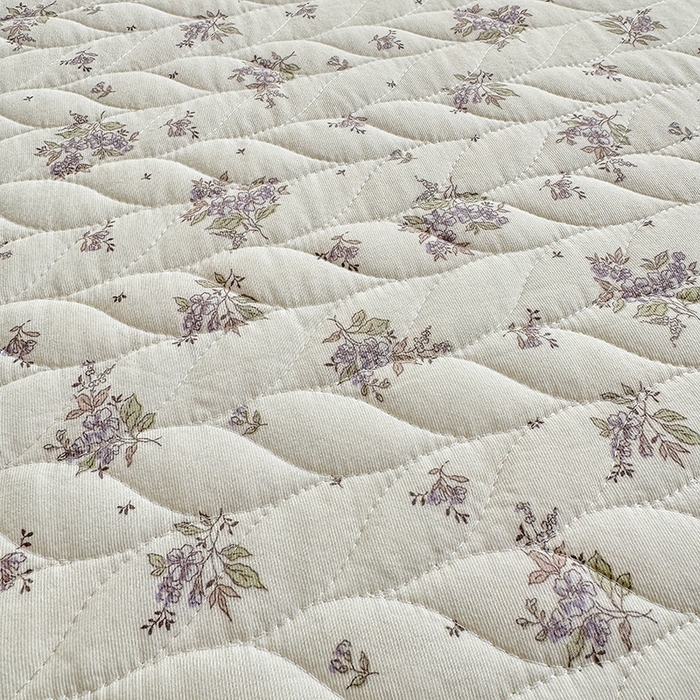 91家纺网 家纺一手货源 找家纺 北辰 2025新款可水洗针织棉印花款夹棉床盖   床盖三件套 紫薇风铃