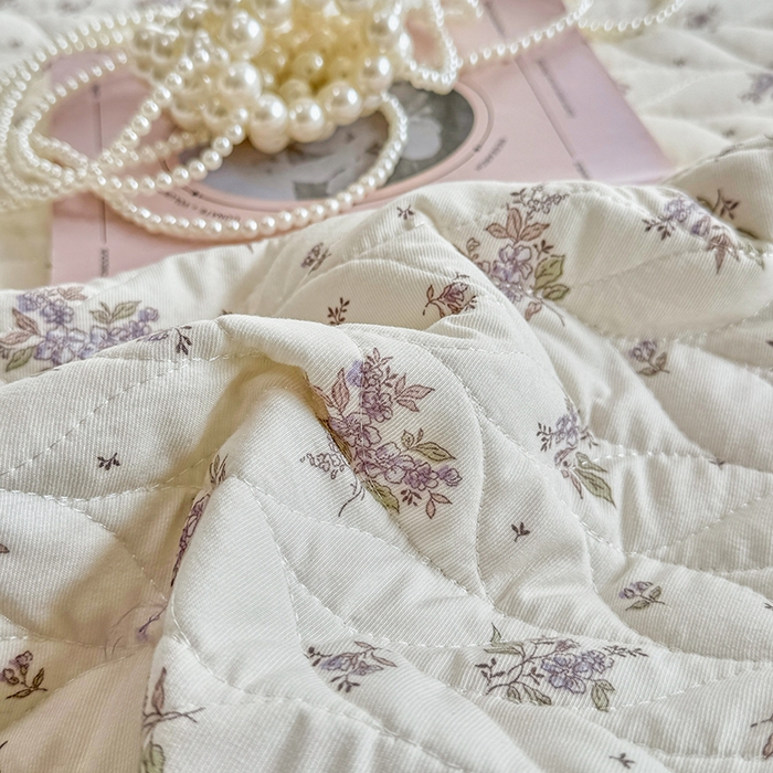 91家纺网 家纺一手货源 找家纺 北辰 2025新款可水洗针织棉印花款夹棉床盖   床盖三件套 紫薇风铃