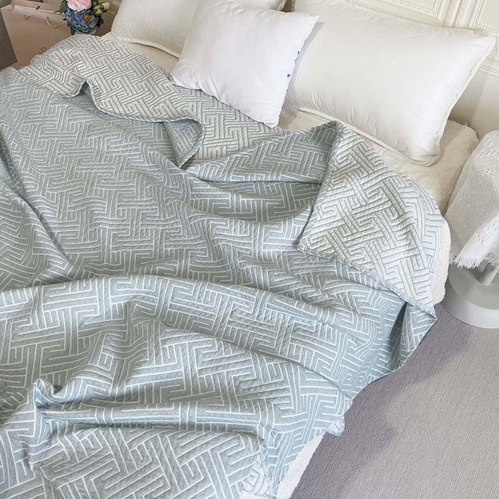 91家纺网 家纺一手货源 找家纺 卡奥家纺 2025新款水洗全棉四层纱盖毯毛巾被夏凉被  围城-水蓝