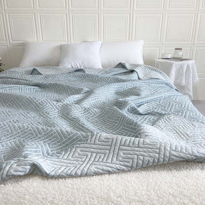 91家纺网 家纺一手货源 找家纺 卡奥家纺 2025新款水洗全棉四层纱盖毯毛巾被夏凉被  围城-水蓝