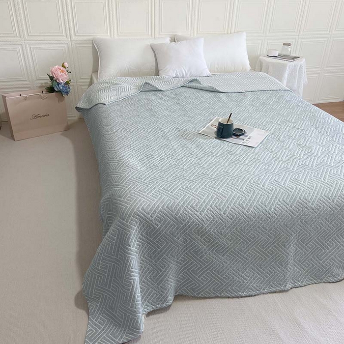 91家纺网 家纺一手货源 找家纺 卡奥家纺 2025新款水洗全棉四层纱盖毯毛巾被夏凉被  围城-水蓝