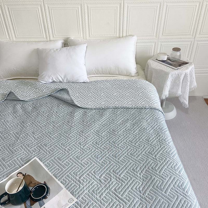 91家纺网 家纺一手货源 找家纺 卡奥家纺 2025新款水洗全棉四层纱盖毯毛巾被夏凉被  围城-水蓝