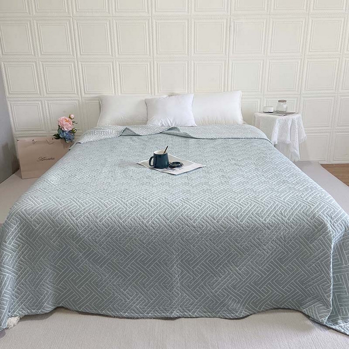 91家纺网 家纺一手货源 找家纺 卡奥家纺 2025新款水洗全棉四层纱盖毯毛巾被夏凉被  围城-水蓝